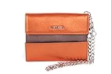 Merkmale: Modell: Hiresh Modell-Nr. X05236 T4014 Farbe: Orange Metallic Material: 100 % Rindsleder Größe: 10 x 8 x 2 cm (Breite x Höhe x Tiefe) Details: Trendige Geldbörse aus der Diesel Kollektion Münzgeldfach mit Druckknopf Im Innern befinden sich 1 Fach mit Reißverschluss Ein größeres Fach für Geldscheine An der Vorderseite die Metall Letter von Diesel