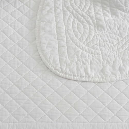 Image of Martha Stewart - Twin Size Quilt Set, Soft & Breathable Cotton Percale Quilted Bedding with Matching Pillowcase, Scalloped Edge Bed Set, Vintage Scallop White