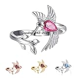 【Bague commémorative personnalisée en forme de colibri】 Les colibris représentent la chance, symbolisant l'éternité, la joie, la paix, la sagesse et l'espoir. « Ceux que nous aimons ne disparaissent pas, ils volent à côté de nous tous les jours » et un beau symbole d'amour éternel et de souvenir. Chérissez leur souvenir avec cette pièce spéciale