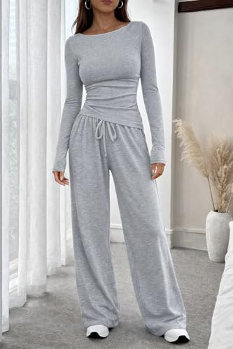 Consigue comodidad total con este conjunto de dos piezas. Su tejido elástico se adapta a tu movimiento y te ofrece una caída refinada. Perfecto para el otoño e invierno, combina estilo y relajación para tu día a día.