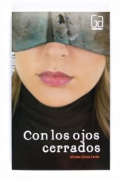 Paperback Con los ojos cerrados (Gran Angular) (Spanish Edition) [Spanish] Book
