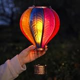 ✨ Delizioso fascino da giardino – Questa affascinante lanterna solare è realizzata in plastica leggera e presenta la forma tradizionale della mongolfiera con un cestino coordinato adorabile che pende sotto per completare il look