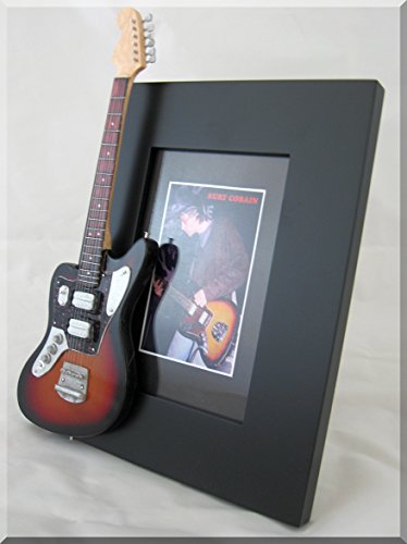 KURT COBAIN Cadre photo guitare miniature Jaguar Nirvana - Les Beatles, Paul McCartney, John Lennon, RIngo Starr, George Harrison KURT COBAIN Cadre photo guitare miniature Jaguar Nirvana