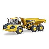 Das Fahrzeug hat eine geländegängige Knicklenkung, riesige Ballonreifen und ist zum Spielen für Innen und Außen geeignet