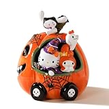 Exquisite handgemalte Details: Sorgfältig handgeformt und bemalt mit aufwendigen Details, darunter festliche Kostüme und ein skurriles Kürbisauto.