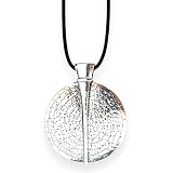 ASTER ALHELÍ Collier Femme Ethnique Grand Médaillon Finition Argent avec Cordon en Daim Noir – Collier Long Réglable Style Bohème – Bijoux Artisanaux Idée Cadeau (Argent)