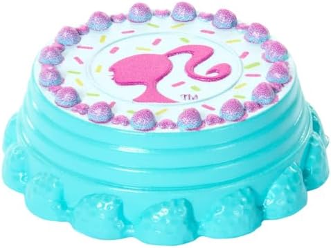 Barbie Sarı saçlarında pembe meçler olan ve doğum günü temasına uygun renkli bir elbise giyen 15 cm'lik küçük Barbie Club Chelsea bebek ve 4 parti aksesuarı, JJB37 - Görsel 3