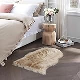 Ruedong Faux Fur Fell Teppich Beige 40x60 cm, Longhair Flauschiger Schaffell Teppich Lammfell Wohnzimmer Weicher Deko Maschinenwaschbar für Schlafzimmer Stühle Sofa