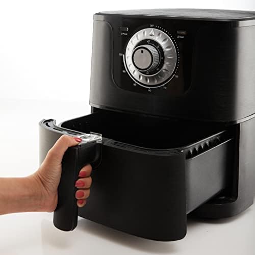 A hand pulling out the cooking basket of the Mienta Air Fryer Mega- AF47534A, demonstrating easy access to food.