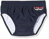 Die blaue Badehose ziert vorne ein kleiner, roter Schriftzug. Auf der Rückseite befindet sich ein kleines Feuerwehrauto.