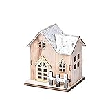 Las luces de Navidad decoran pequeñas casas de madera iluminadas por LED, lo que hace que la decoración sea más colorida.