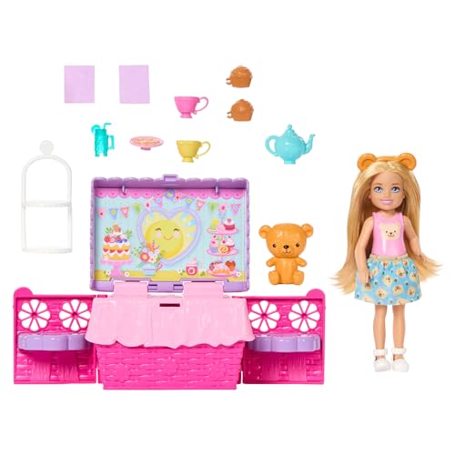 Barbie Familie und Freunde Club Chelsea aufklappbares Teeparty-Spielset mit Kleiner Blonder Puppe, umwandelbarem Picknickkorb und mehr als 10 Zubehörteilen, JJB40