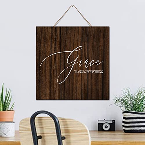 Décoration d'intérieur salon avec la plaque vintage Grace Changes Everything en bois