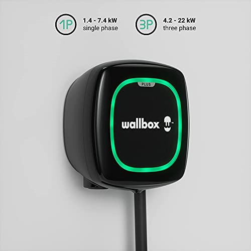 Cargador Wallbox Pulsar Plus instalado en la pared, con detalles sobre fases de carga y potencia