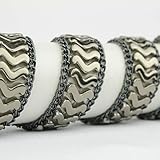 Pasamanería metalizada en ondas con cadena lateral.