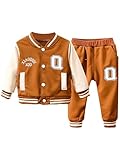Das Unisex-Set aus Jacke und Hose für Kinder sieht mit Buchstabenstickereien und Streifendetails stylisch aus