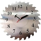 Aspect de lame de scie industrielle : le cadran de la lame de scie circulaire associé à des aiguilles en forme de marteau crée une horloge murale en métal inspirée d'un atelier ; sa taille de 32 cm en fait un accent remarquable pour la décoration de garage, la décoration de grotte d'homme, la cuisine ou les murs de restaurant