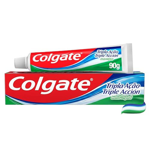 Embalagem de creme dental Colgate Tripla Ação Menta Original de 90g ao lado de sua bisnaga aberta com pasta de dente tricolor