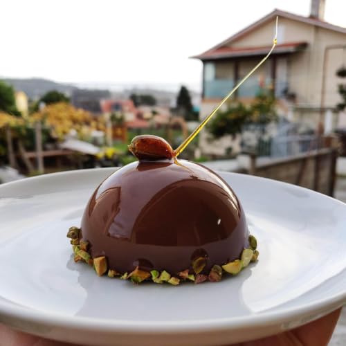Semifr&iacute;o de chocolate y pralin&eacute; de pistacho.
