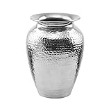MATERIAL: Die Tischvase besteht aus silberfarbenem Aluminium in gehämmerter Optik und ist mit ihrer großen tellerförmigen Öffnung passend für breite Blumengestecke.GRÖßE: Der Behälter aus Metall hat die Höhe 21 cm, Ø 16 cm. In einer weiteren Größe erhältlich.