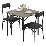 Alliance parfaite de matériaux : bois authentique, cuir confortable et acier robuste L‘ensemble marie harmonieusement la chaleur du bois de la table, le confort du cuir rembourré des chaises et la solidité moderne des pieds en acier. Chaque matériau est choisi pour sa durabilité et son esthétique, créant un équilibre entre robustesse, bien-être et design.