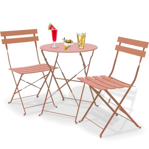 Le 2 sedie pieghevoli sono state verniciate a polvere per una finitura permanente resistente alla ruggine e a tutte le condizioni atmosferiche. Questo design classico ci ricorda le terrazze dei bistrot francesi, ed è accompagnato da colori originali.