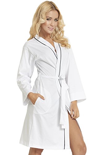 Donna con un cappotto Surfinia