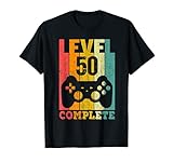 Dieses witzige Gamer Zocker Spruch Outfit ist ein tolles Geschenk als Dekoration für Damen und Herren zum 50. Geburtstag. Tolle Geburtstagsdeko in Kombination mit Partydeko oder Partyartikel wie Servietten, Girlande, Luftballons, Tortendeko oder Tischdeko.