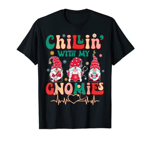 Retro Groovy Chillin Con Mis Gnomios Enfermera Divertido Navidad Camiseta