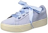 Puma Vikky Platform Ribbon S Plateau-Sneakers für Frauen: Die Turn-Schuhe im coolen Hell-Blau verleihen durch die seidigen Schnür-Bänder und den Fersen-Absatz aus Satin dem Sneaker-Look eine elegante Note