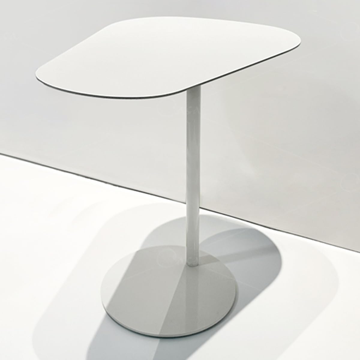 GIZNXBA Small Drink Table for Small Spaces, Metal Round End Table Round Side Table Pedestal Table for Sofa Couch Chair Patio, Bedroom,Balcony, Office (Color : /Beige)