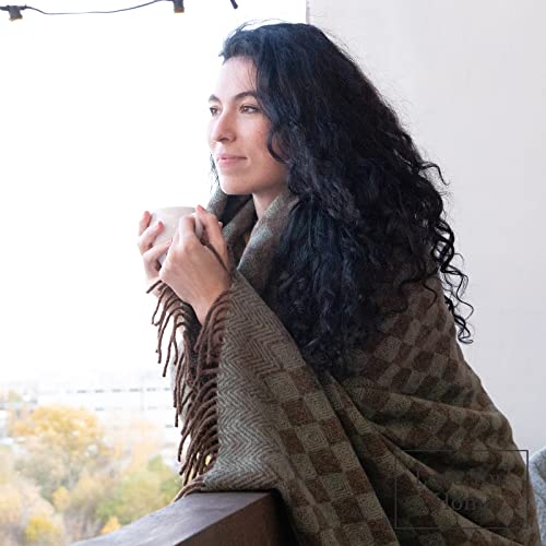 LYHome Manta Lana 100% - Plaid de Lana de Oveja para Sofa Cama, Colcha Cubre Decorativa, Mantas Sofas, Blanket Invierno Verano Grande para Viaje (140 x 200 cm | Marrón con Verde Rombos Nórdico) - imagen 4