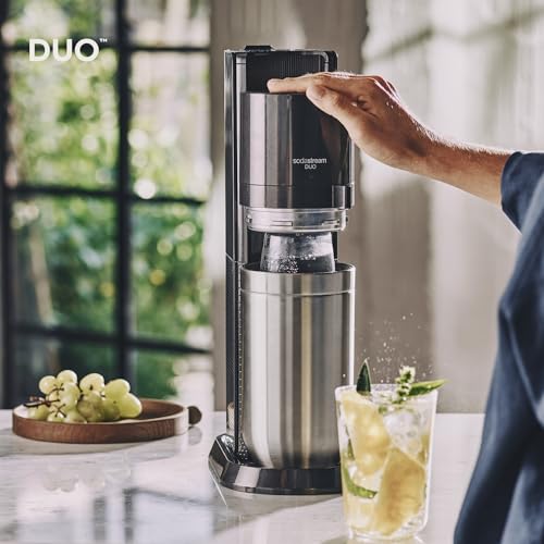 SodaStream Wassersprudler DUO Comfort-Set mit Quick-Connect CO2-Zylinder| inkl. 2x 1L Glasflasche, 2x 1L FUSE Kunststoffflasche (spülmaschinengeeignet) und Flaschenabtropfhalter | Farbe: Titan
