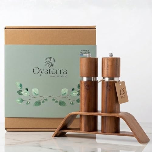OYATERRA® Moulins à Sel et Poivre en Bois d'Acacia FSC® – Coffret Cadeau Premium – Set Salière Poivrière avec Support et Broyeur Céramique Réglable – Idée Cadeau Cuisine