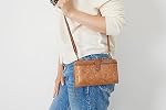 The Sak Iris Smartphone Crossbody Purse - Sac cellulaire pour femmes & Portefeuille pour tous les jours - Bracelet convertible avec fermeture éclair dans le bloc bleu poussiéreux/leather