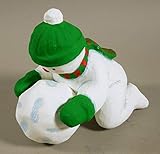 E+N Schnee-Mann, Schnee-Kind, Winter-Kind, Schnee-Ball, Schnee-Kugel, knieend mit Ball, grüne Mütze, grün-roter Schal, grüne HandschuheHxBxT: 30x34x20cm, Pappmaché