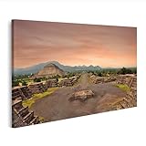 Les mystérieuses pyramides brillent au crépuscule doux et invitent à des voyages rêveux dans l'Égypte ancienne.