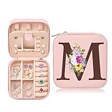 【Regalo Perfecto para Chicas】Este joyero tiene un estilo de letra mayúscula que es elegante, bonito y personal. Es un regalo único para madres, hijas, hermanas, novias, esposas, novias y mejores amigas para cumpleaños, Pascua, San Valentín, Día de la Madre, Navidad, Año Nuevo, aniversarios y bodas.