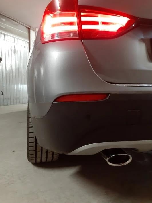 Garganta de escape modificada para dar un estilo moderno al BMW X1 E84 de ciudad 3