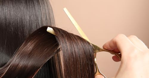 Una prof armata di forbici