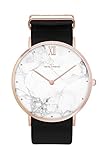 STIL - Die Damenuhr / Herrenuhr kommt mit einem schlichten weißen Ziffernblatt. Sie kann sich somit als Damenarmbanduhr und Herrenarmbanduhr gleichermaßen getragen werden. Diese moderne Quarzuhr eignet sich für junge Mädchen, Mode-Blogger, Frauen und modebewusste junge Herren und Männer.