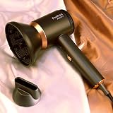 SCHNELLES TROCKNEN SPAREN SIE ZEIT- Feekaa Haartrockner hat eine revolutionäre Haarstyling-Technologie, unser Hochgeschwindigkeits-DC-Motor hat den 3-fachen Luftdruck von normalen Haartrocknern. Der starke Luftstrom kann schnell die Hitze und Feuchtigkeit auf der Oberfläche des Haares wegnehmen, um eine niedrige Temperatur und schnell trocknende Wirkung zu erreichen.