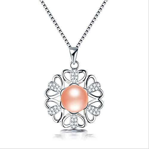Collier de perles d'eau douce et pendentif fleur en zircon pour sublimer vos soirées.