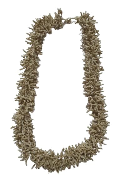 Collier coralliens artisanal à offrir pour une cérémonie ou un événement chic