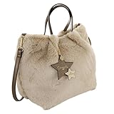 pelliccia donna sintetica [CARATTERISTICHE INTERNE] L'interno è foderato in tessuto poliestere color beige per richiamare gli esterni. Presenti due tasche interne: una con chiusura a zip e un'altra aperta.