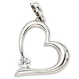 Das Schmuckstück hat die Form eines weißgoldenen Herzens, das mit einem funkelnden Zirkonia besetzt ist