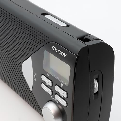 MOOOV 477205 Radio Portable à Pile FM/AM, Tuner Affichage Digital, Poste avec Poignée de Transport Rabattable, Facile d'Utilisation, Fonction Heure & Alarme, Secteur ou Piles - Noir – vue 3