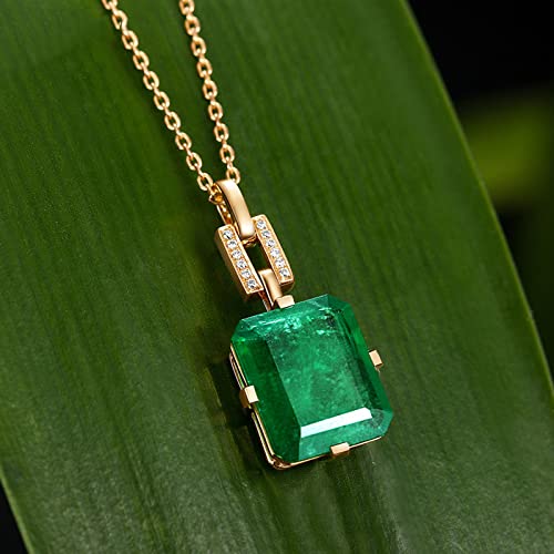 Collier géométrique argent plaqué or et zircon émeraude pour sublimer un décolleté
