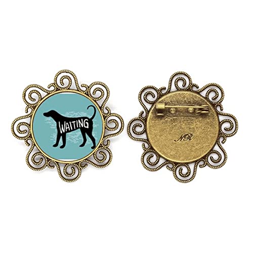Broche chien noir fleur naturelle pour accessoiriser les tenues de fête