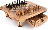 INTELLIGENZ ~ Schach fördert die Fähigkeit, sich zu konzentrieren, und verlängert die Aufmerksamkeitsspanne der menschlichen Spezies. Schachspieler weisen im Vergleich zu Nicht-Schachspielern im Durchschnitt überlegene kognitive Fähigkeiten auf. Lassen Sie Ihre Denkkraft von der unverwechselbaren Holzmaserung der Olivenbäume in diesem einzigartigen Schachspiel für Erwachsene speisen.